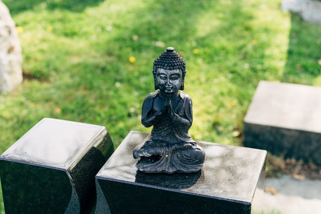 soška Buddhy v zahradě