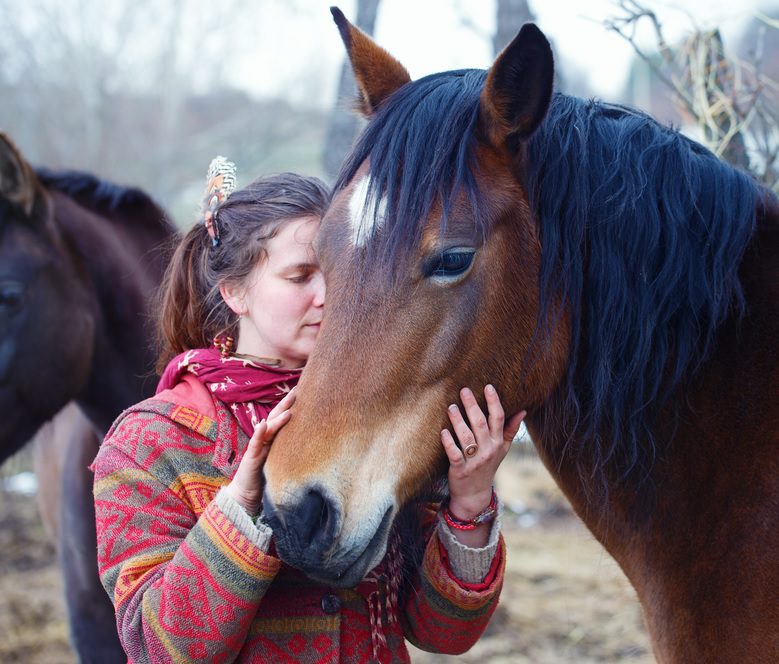 Mít koně: Výzvy spojené s péčí o tyto majestátní tvory