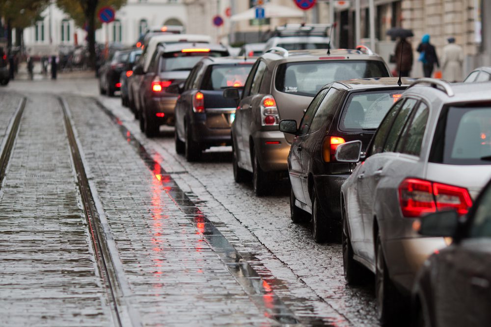 Nabíjet elektromobil během čekání na semafor? To brzy nemusí být žádný problém