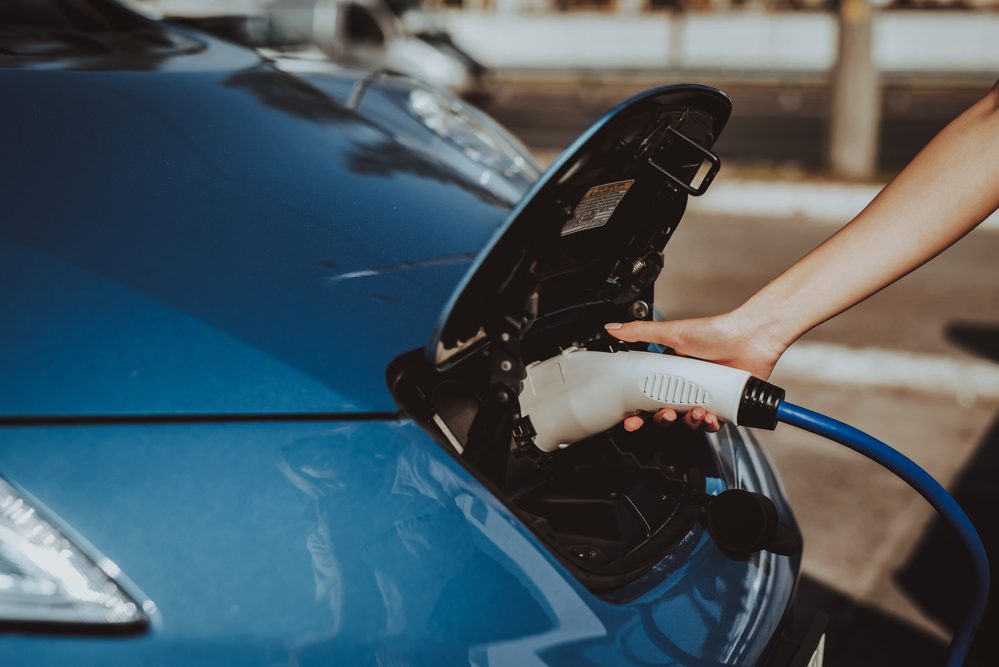 Nabíjet elektromobil je ve výsledku rychlejší než natankovat palivo, a hlavně to stojí daleko méně peněz